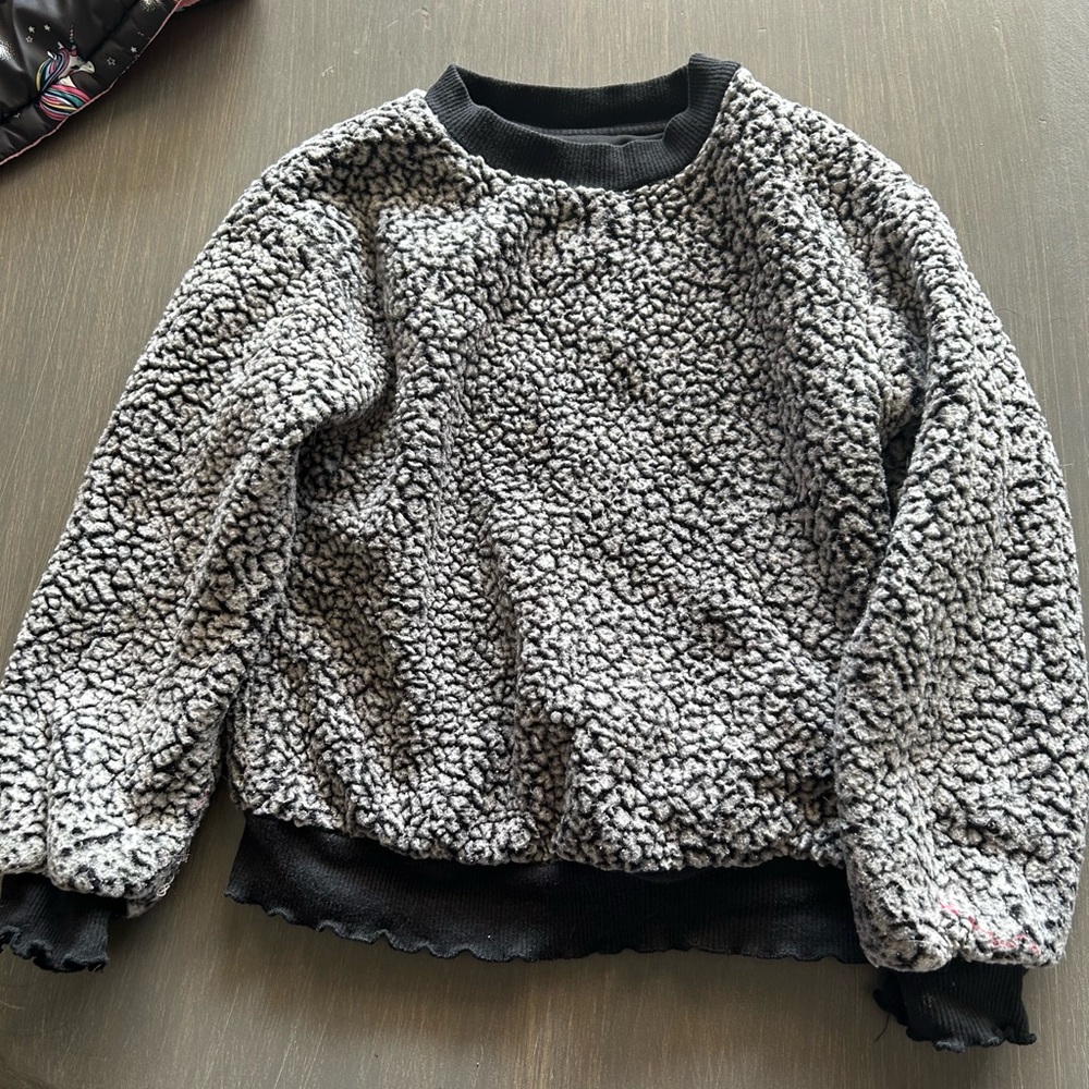 Art Class Size 6/6X Pullover Sweatshirt For Girls.